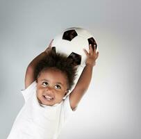 petit garçon avec ballon de foot photo