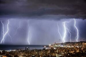 nuit paysage urbain avec fort foudre photo