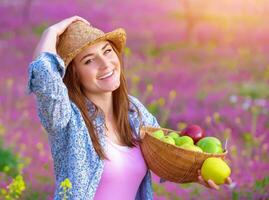 jolie femme avec pommes panier photo