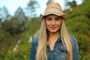 jolie femme portrait dans le la nature photo