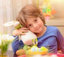 mignonne garçon avec Pâques lapin photo