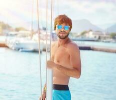 Beau homme sur yacht photo