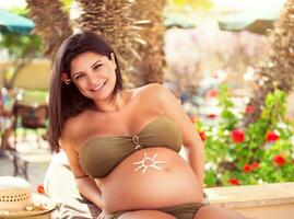 Enceinte femelle sur le plage photo