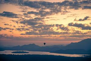 chaud air ballon dans le ciel photo