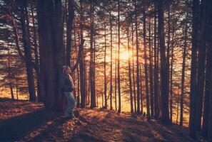 femme en marchant dans le l'automne forêt photo