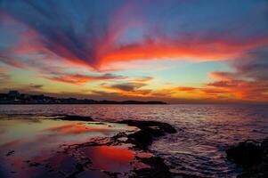 beau coucher de soleil sur la plage photo