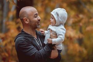 portrait de une content famille dans le parc photo