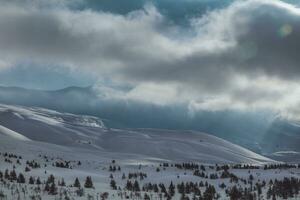 hiver montagnes Contexte avec neige photo