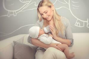 mère nourrit son bébé photo