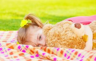 petite fille avec une peluche photo