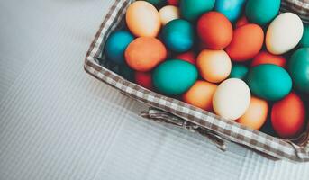 de fête panier avec coloré Pâques des œufs photo