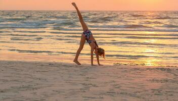 adolescent fille ayant amusement sur le plage photo