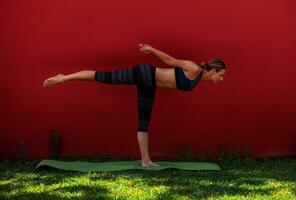 posture yoga en plein air photo