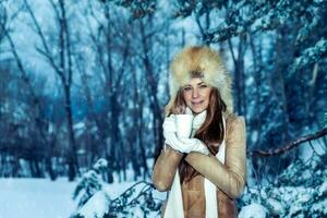 jolie femme dans le hiver parc photo