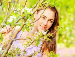 jolie fille dans printemps jardin photo