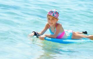 content fille sur planche de bodyboard photo