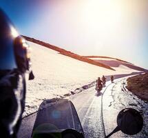 groupe de motards sur neigeux route photo