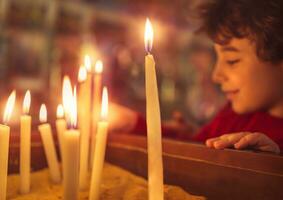 peu garçon dans le église sur Pâques photo