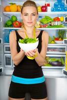 femme en bonne santé avec salade fraîche photo