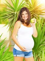 Enceinte femme en mangeant Pomme photo