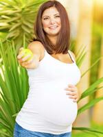 en bonne santé en mangeant pour les femmes enceintes photo