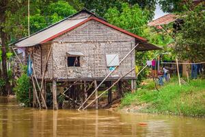 typique maison sur le tonlé sève Lac, Cambodge. photo