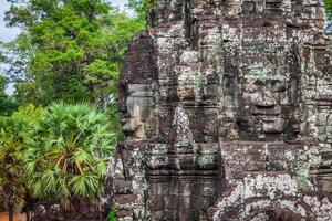 Visages de pierre antiques du temple du Bayon, Angkor, Cambodge photo