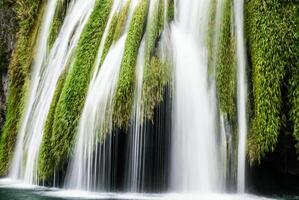 gros cascade vue dans le nationale parc de plitvice dans Croatie photo