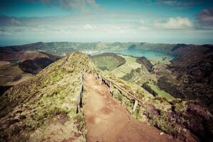 en marchant chemin de premier plan à une vue sur le des lacs de sete villes, les açores, le Portugal photo