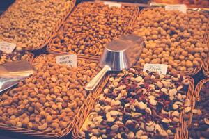 Barcelone, la boqueria une couvert marché pour poisson, Viande, légumes, des fruits et nourriture de tout sortes photo