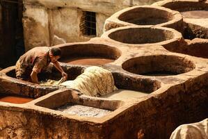 tanneries de Fès, Maroc, Afrique vieux réservoirs de le Fès tanneries avec Couleur peindre pour cuir, Maroc, Afrique photo