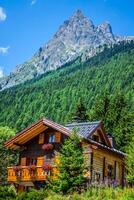 traditionnel pays maison dans la suisse Alpes photo