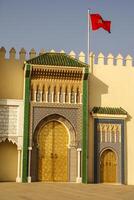 fermer de 3 fleuri laiton et tuile des portes à Royal palais dans fez, Maroc photo