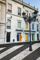 façade de le vieux Portugais Maisons avec coloré des portes et les fenêtres. photo