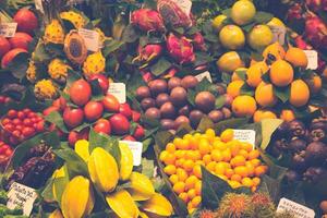 des fruits et des légumes stalle dans la boqueria, le plus célèbre marché dans Barcelone. photo