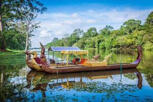 thaïlandais traditionnel bateaux sur le Lac près, bayon temple dans angkor Thomas, siemreap, Cambodge. photo