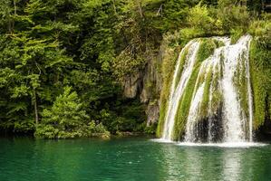 gros cascade vue dans le nationale parc de plitvice dans Croatie photo