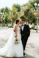 le marié en costume marron et la mariée en robe blanche photo