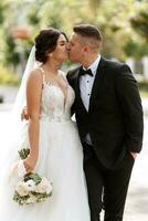 le marié en costume marron et la mariée en robe blanche photo