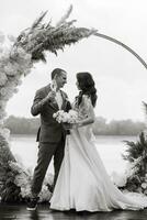 cérémonie de mariage des jeunes mariés sur la jetée photo