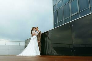 la mariée et jeune marié premier réunion sur le toit de gratte-ciel photo