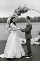 le premier mariage Danse de le la mariée et jeune marié sur le jetée près le rivière photo