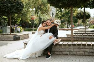 le marié en costume marron et la mariée en robe blanche photo