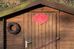 cœur sur le en bois cabane photo