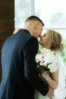 réunion de le la mariée et jeune marié dans le Hôtel hall photo