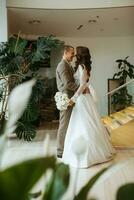 réunion de le la mariée et jeune marié sur le Hôtel escaliers photo