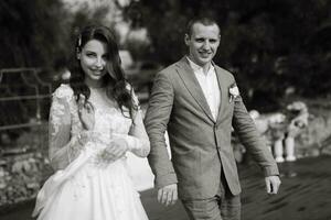 cérémonie de mariage des jeunes mariés sur la jetée photo