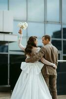 la mariée et jeune marié premier réunion sur le toit de gratte-ciel photo