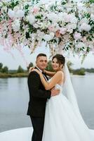 cérémonie de mariage des jeunes mariés sur la jetée photo