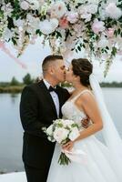 cérémonie de mariage des jeunes mariés sur la jetée photo